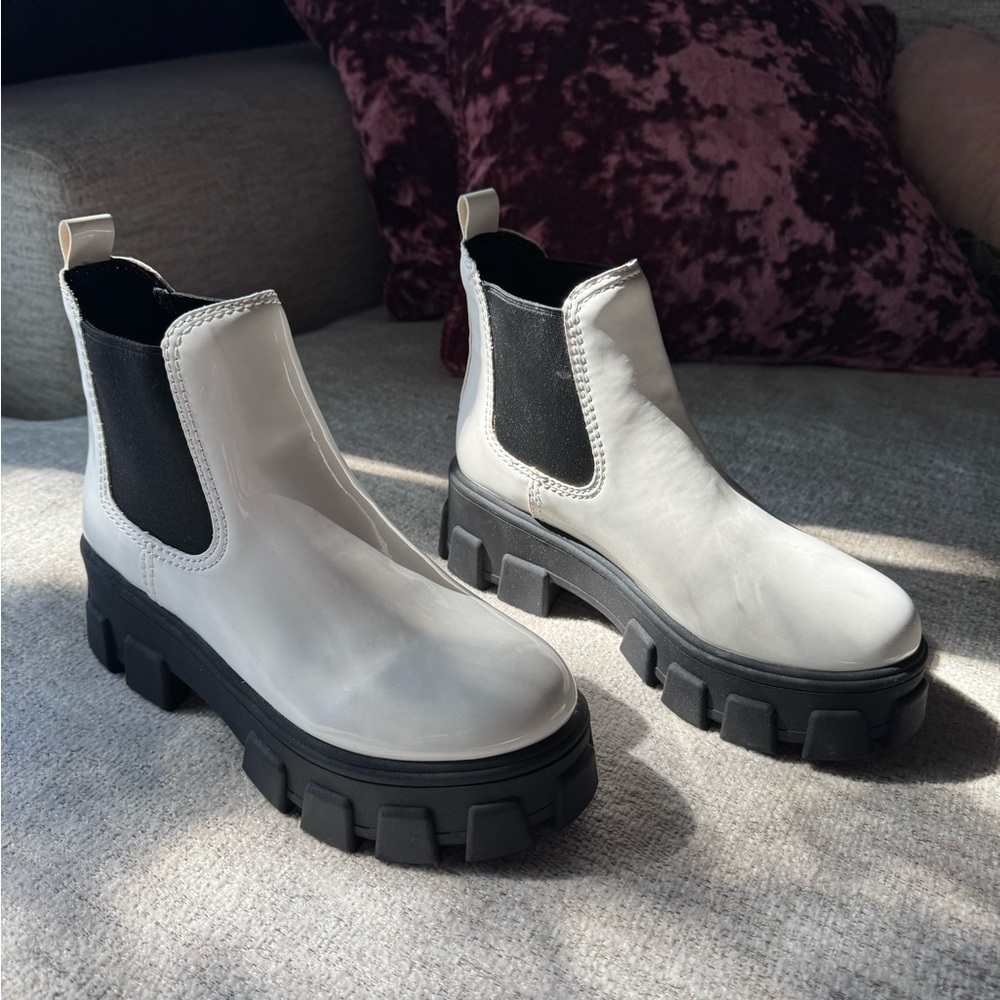 NEVER WORN Circus by Sam Edelman Ankle Boot White Patent Leather Lug Sole - 7